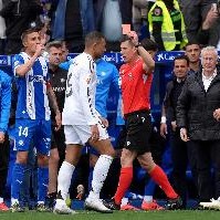 华体会体育在线-裁判出示红牌之前，巴斯克斯对姆巴佩说：他会罚下你